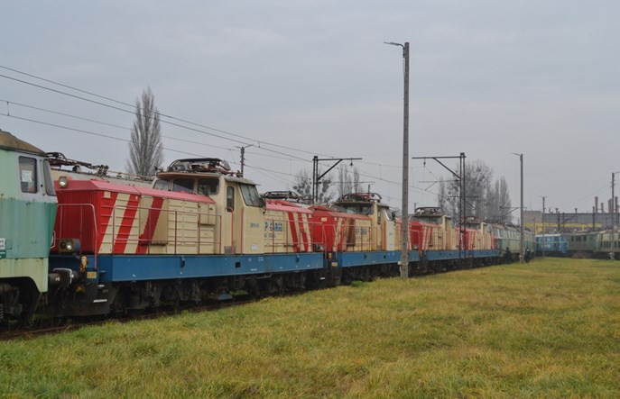 Elektryczne lokomotywy manewrowe EM10 poszły do kasacji