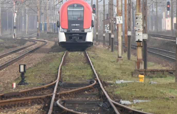 Dwa pociągi na jednym torze. Zatrzymały się 200 metrów od siebie
