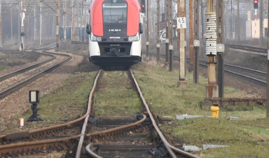 Dwa pociągi na jednym torze. Zatrzymały się 200 metrów od siebie Dwa pociągi na jednym torze. Zatrzymały się 200 metrów od siebie