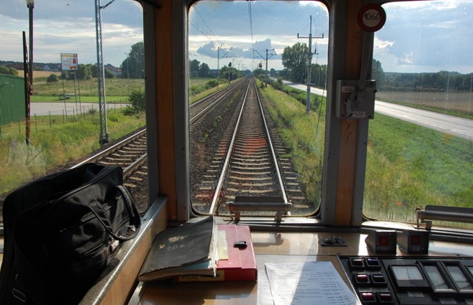 Podróż EN57 z przygodami. Maszynistę za nastawnikiem zastąpił... kierownik pociągu