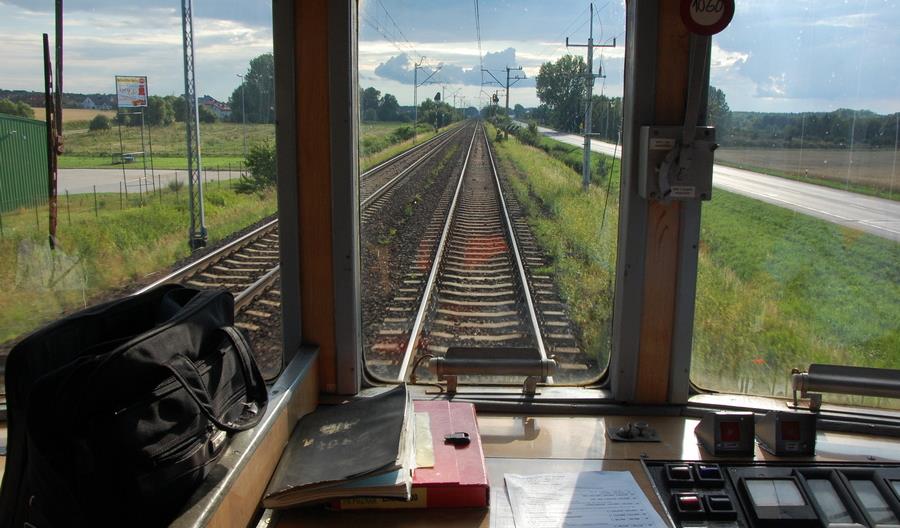 Podróż EN57 z przygodami. Maszynistę za nastawnikiem zastąpił... kierownik pociągu Podróż EN57 z przygodami. Maszynistę za nastawnikiem zastąpił... kierownik pociągu