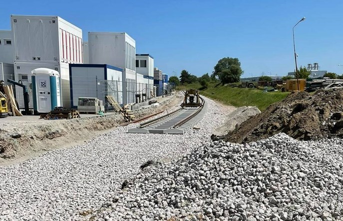 Ruszyła odbudowa rozebranej bocznicy do zakładu ArcellorMittal w Gdańsku Kokoszkach