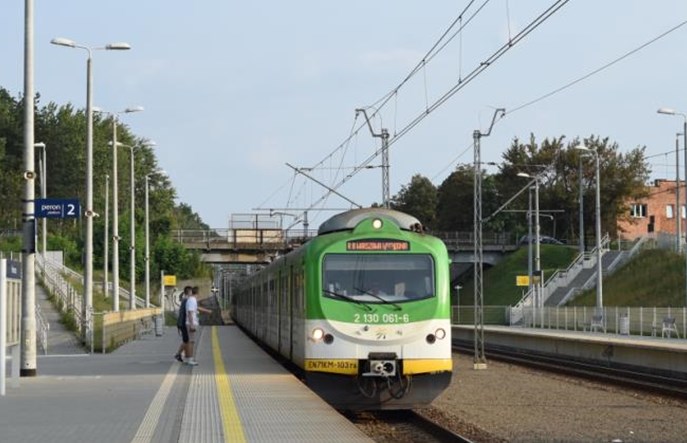 Pierwszy dzień z otwartą linią radomską. Sporo opóźnień pociągów