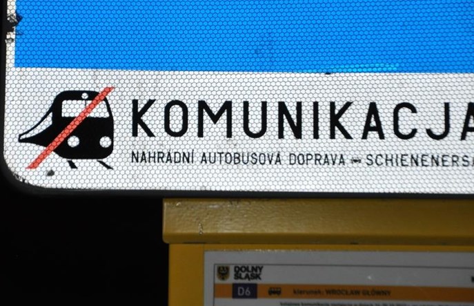 Ciężarówka znów „przesunęła” wiadukt na linii 117