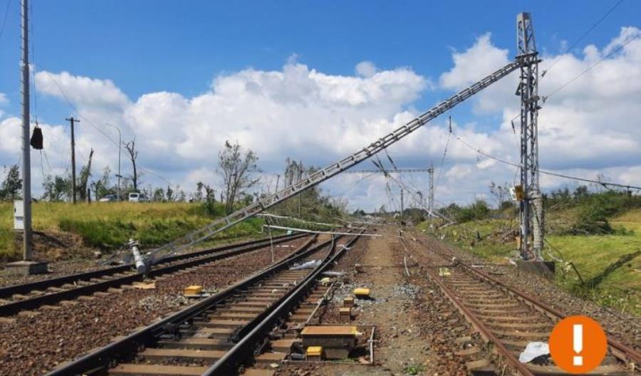 Tornado w Czechach. Udrożniono szlak kolejowy dla pociągów międzynarodowych i ekspresów Tornado w Czechach. Udrożniono szlak kolejowy dla pociągów międzynarodowych i ekspresów
