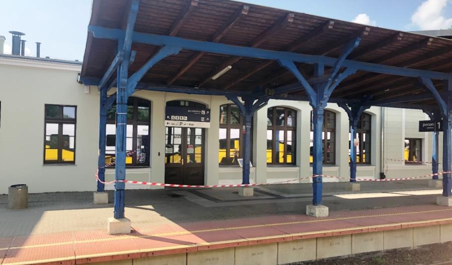 PKP PLK wyremontują uszkodzoną wiatę w Kątach Wrocławskich PKP PLK wyremontują uszkodzoną wiatę w Kątach Wrocławskich