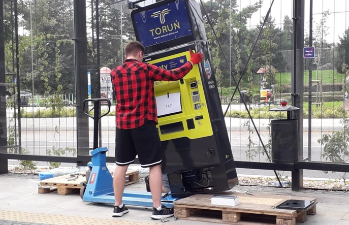 W Toruniu stanęły pierwsze biletomaty stacjonarne