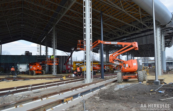 Podnośniki koszowe i ich wykorzystanie przy inwestycjach budowlanych w branży kolejowej 