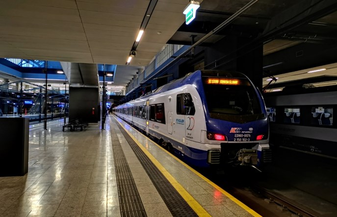 Objazdy a zmiana terminu przejazdu. Problemy pasażerów z Warszawy i Łodzi