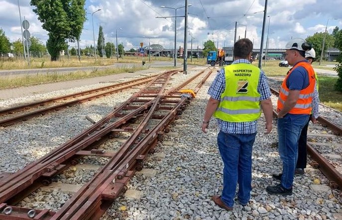 Przed budową nowych mostów Bydgoszcz testuje rozjazdy nakładkowe