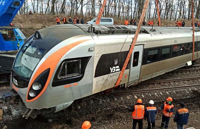 Wykolejony i uszkodzony ukraiński Huyndai wraca na tory po 4 miesiącach