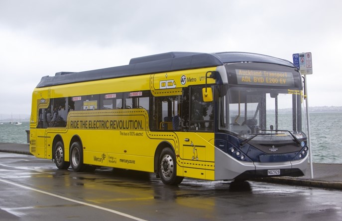Auckland z pierwszym trzyosiowym autobusem od ADL