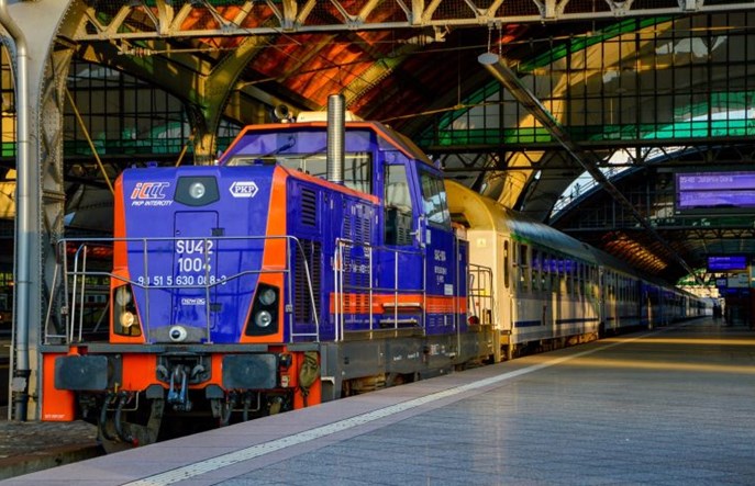 Spalinowe problemy PKP IC. Przewoźnik chce dzierżawić SU42