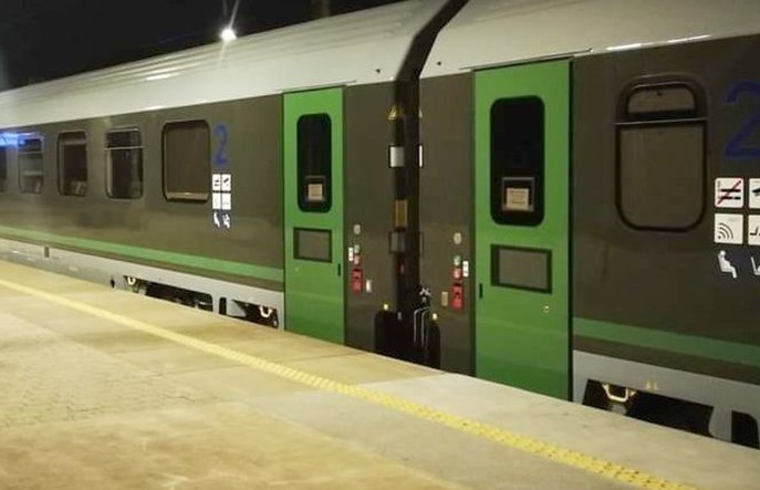 Czemu wagony tylko dla wojska mają miejsca dla osób starszych i w ciąży?