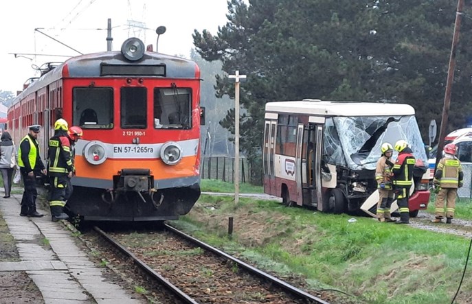 Autobus miejski wjechał pod EN57. Są ranni
