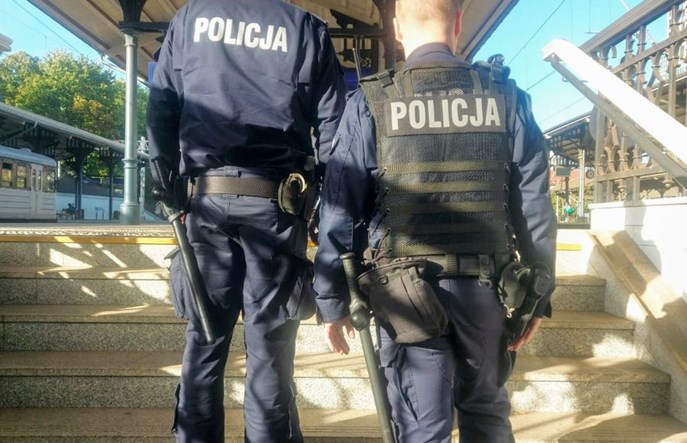 Policja sprawdza, czy pandemiczne obostrzenia w transporcie publicznym są przestrzegane 