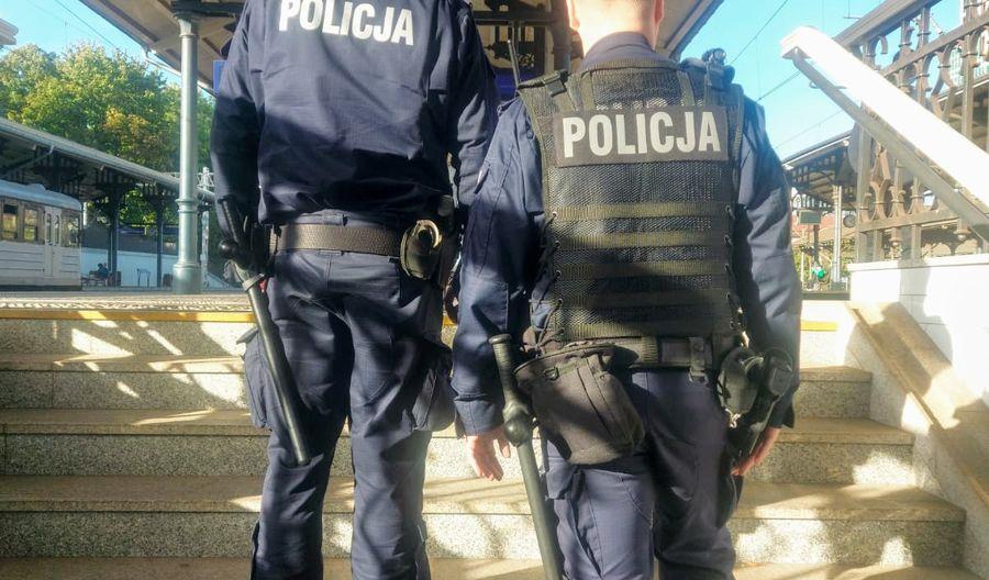 Policja sprawdza, czy pandemiczne obostrzenia w transporcie publicznym są przestrzegane Policja sprawdza, czy pandemiczne obostrzenia w transporcie publicznym są przestrzegane
