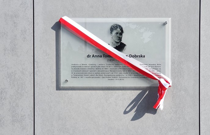 Dworzec kolejowy w Mławie z patronką