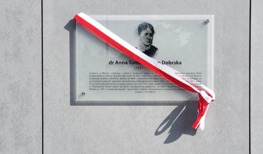 Dworzec kolejowy w Mławie z patronką Dworzec kolejowy w Mławie z patronką