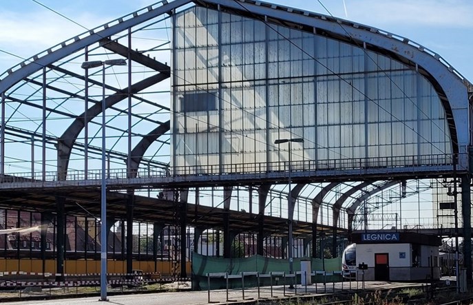 Modernizacja zabytkowej hali peronowej w Legnicy idzie mozolnie