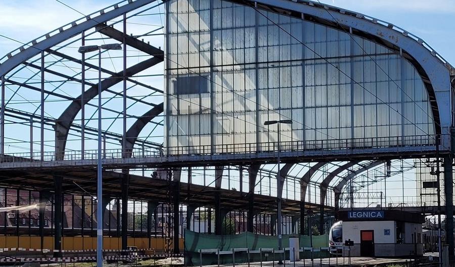 Modernizacja zabytkowej hali peronowej w Legnicy idzie mozolnie Modernizacja zabytkowej hali peronowej w Legnicy idzie mozolnie