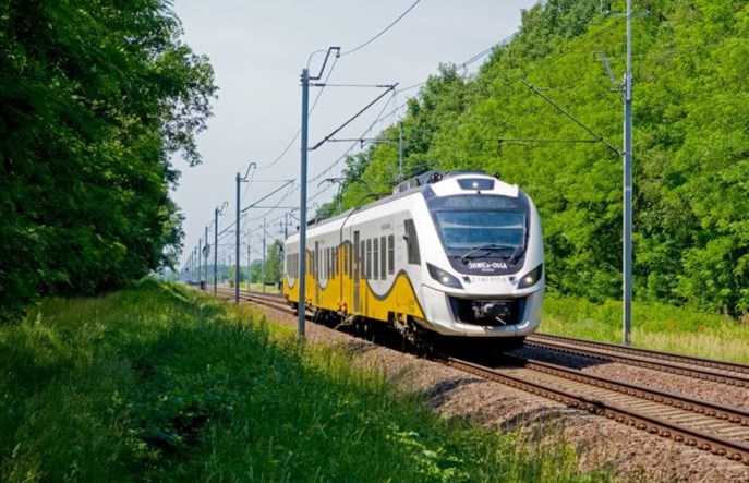 Drużyna Kolei Dolnośląskich poprosiła pasażerów o popchnięcie pociągu?