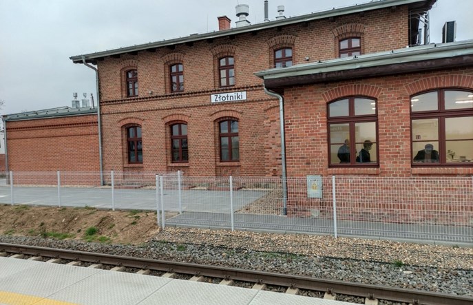 Zrewitalizowany dworzec kolejowy w Złotnikach