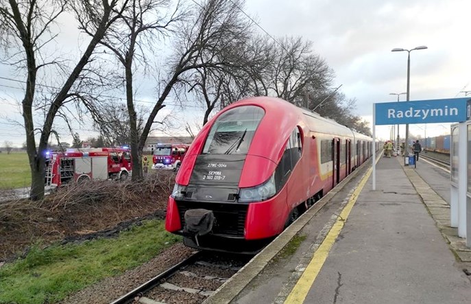 W Radzyminie na pociąg SKM spadła sieć trakcyjna. Pojawił się ogień [film]