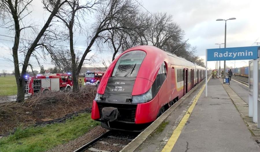 W Radzyminie na pociąg SKM spadła sieć trakcyjna. Pojawił się ogień [film]