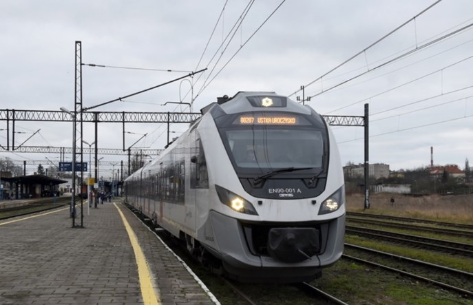 Kolej ze Słupska do Ustki zdobywa nowych pasażerów ze względu na remont drogi