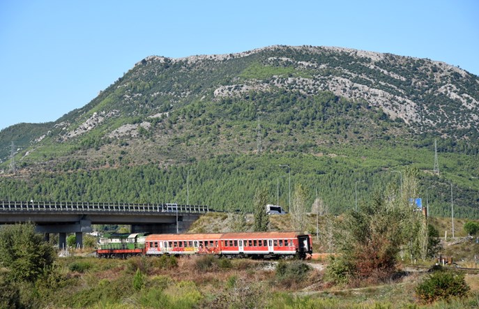 Włosi odbudują linię kolejową w Albanii