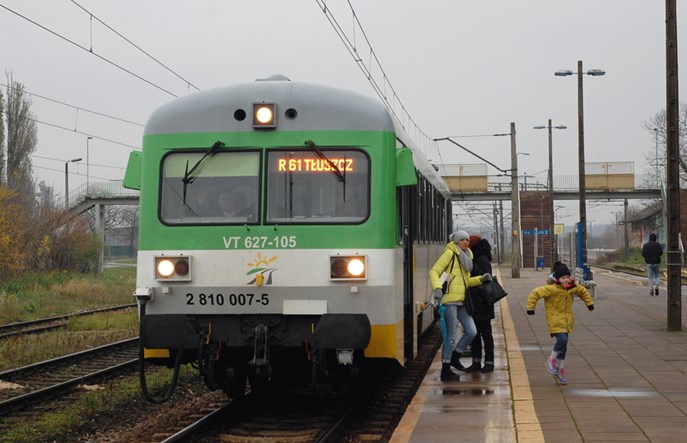 Ile towarów i osób przewiozła polska kolej w listopadzie?