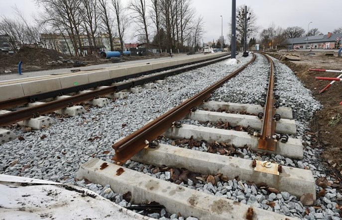 Budowa Nowej Warszawskiej w Gdańsku. Niemal 50 słupów trakcyjnych i pierwszy peron tramwajowy