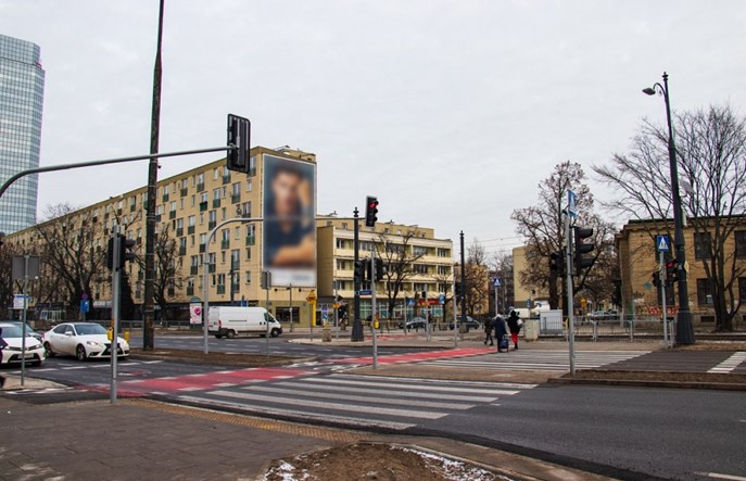 Warszawa: W 2021 r. drogowcy przebudowali 63 przejść dla pieszych 
