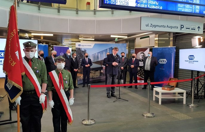 Dworzec Bydgoszcz Główna z patronem – bydgoszczaninem, deszyfrantem Enigmy