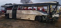 Autobus szkolny wjechał pod pociąg IC w Warlubiu. Jest nagranie