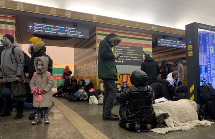 Ukraina: Mieszkańcy znajdują schronienie w metrze