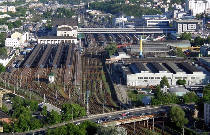 Kijów: Rakieta spadła w okolicach głównego dworca kolejowego