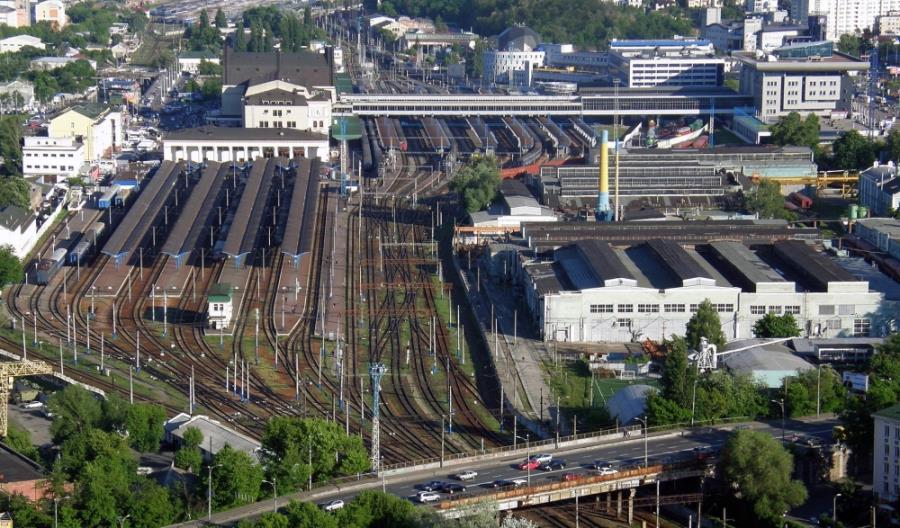 Kijów: Rakieta spadła w okolicach głównego dworca kolejowego Kijów: Rakieta spadła w okolicach głównego dworca kolejowego