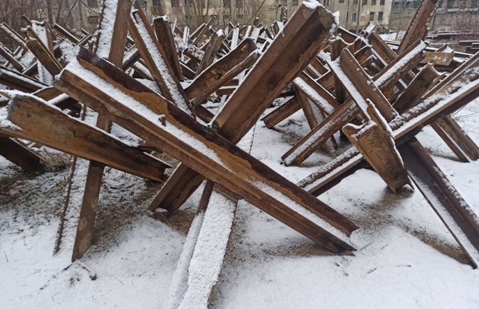 Lwów buduje żelazne „jeże” przeciwczołgowe z szyn tramwajowych