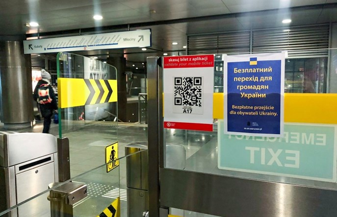 Warszawa: Łatwiej do metra. Jedna z bramek otwarta