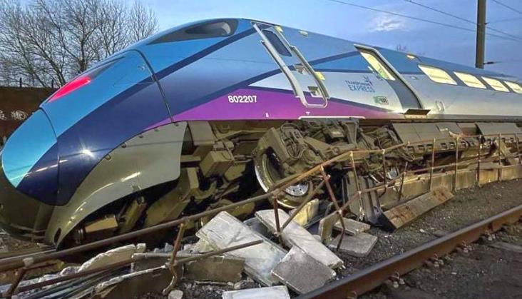 Wielka Brytania: Poważne wykolejenie nowego pociągu Hitachi [zdjęcia]