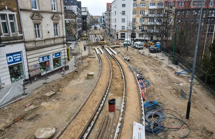 Poznań. Na ul. 28 Czerwca 1956 r. widać już fragmenty nowego torowiska