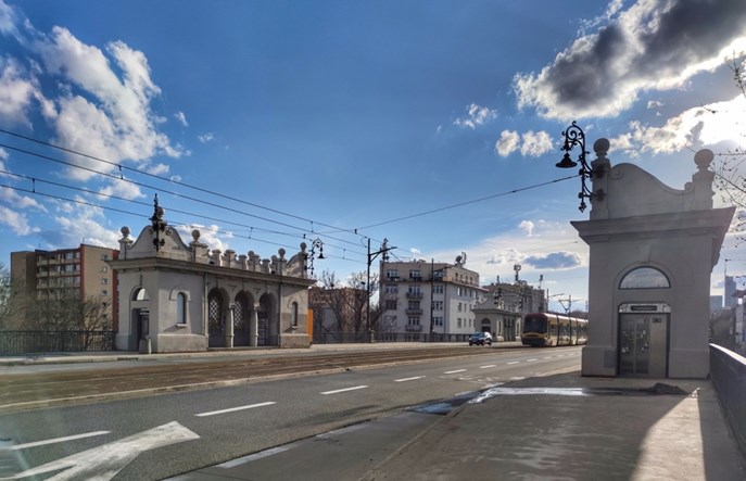 Warszawa: Działają już nowe windy na moście Poniatowskiego