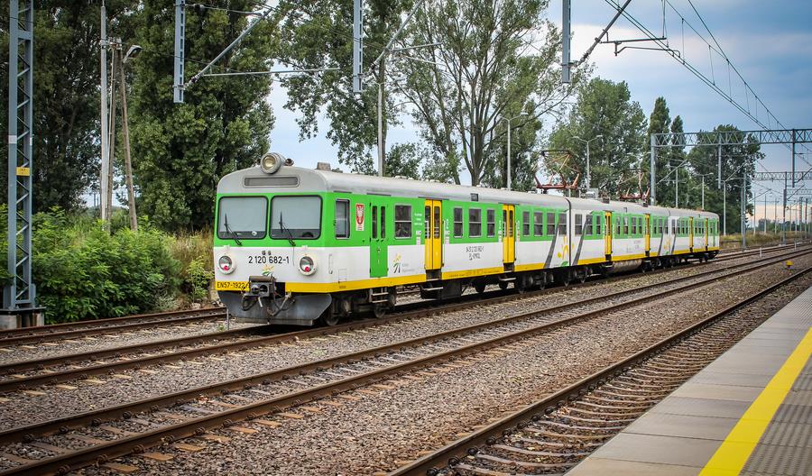 Kolejne EN57 Kolei Mazowieckich idą do kasacji. Ile ich jeszcze zostało? Kolejne EN57 Kolei Mazowieckich idą do kasacji. Ile ich jeszcze zostało?