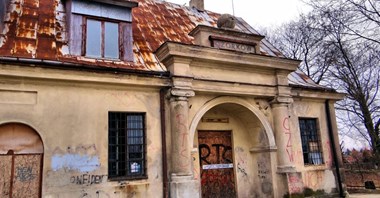 Ozorków: Zamknięty dworzec kolejowy na razie bez remontu 