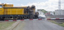 Spektakularne zderzenie lokomotywy z samochodem w ramach kampanii społecznej [zdjęcia]
