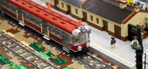 EN57 z klocków Lego na makiecie w Stacji Muzeum