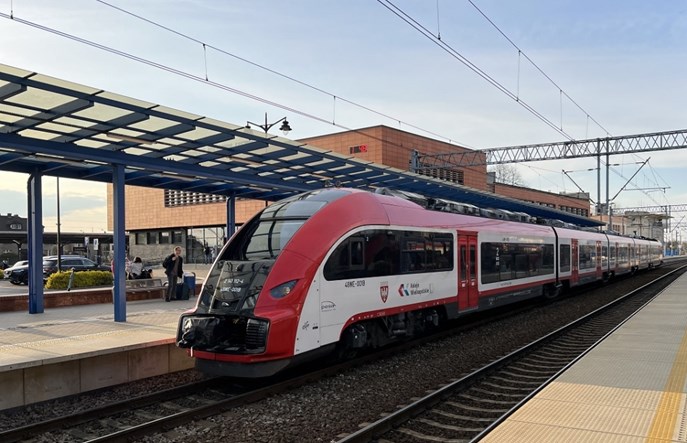 Woda podmyła tory pod Lesznem. Pociągi jeżdżą po jednym torze