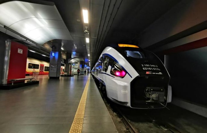 Mniej podróżnych w pociągach PKP IC Łódź – Warszawa. Praca zdalna czy remonty? 